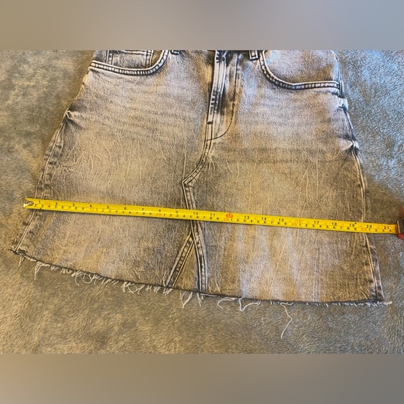 NWOT! GUESS Denim skirts Sz 28 - Picture 16 of 17
